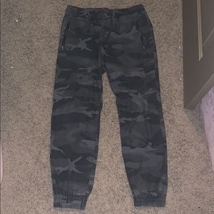 Aritzia TNA Camo Joggers